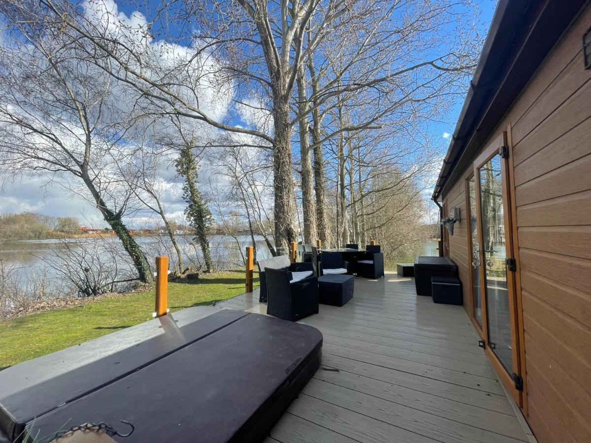 Rudd Lake Luxury Lakeside Lodge With Fishing & Hot Tub@Tattershall Exteriör bild