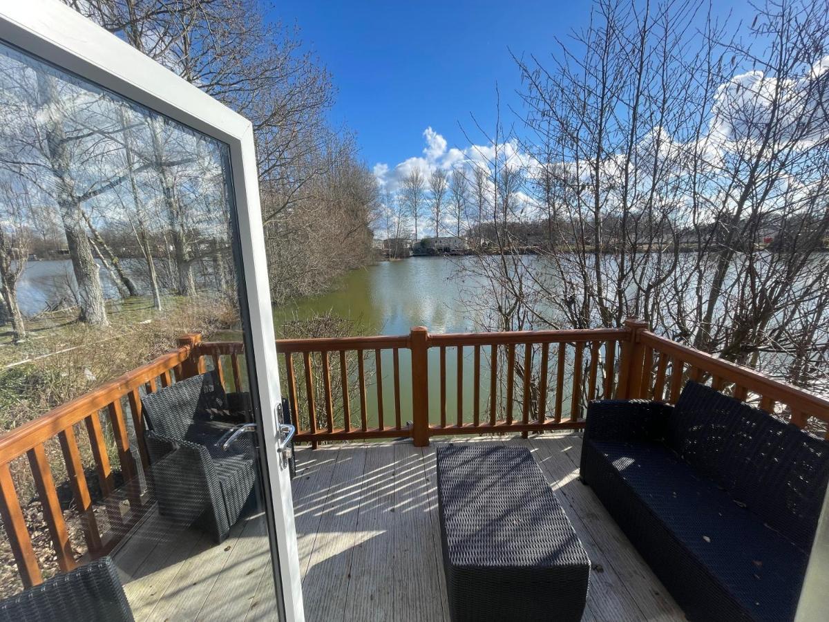 Rudd Lake Luxury Lakeside Lodge With Fishing & Hot Tub@Tattershall Exteriör bild