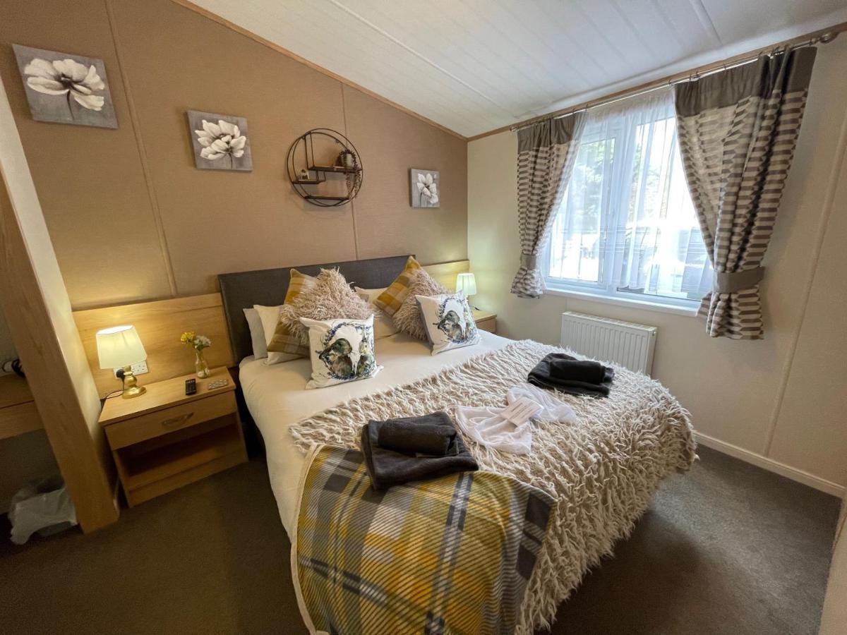 Rudd Lake Luxury Lakeside Lodge With Fishing & Hot Tub@Tattershall Exteriör bild