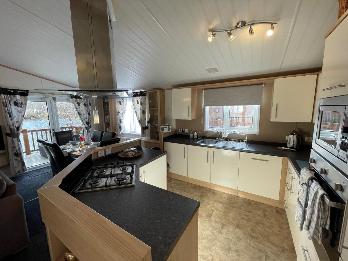 Rudd Lake Luxury Lakeside Lodge With Fishing & Hot Tub@Tattershall Exteriör bild