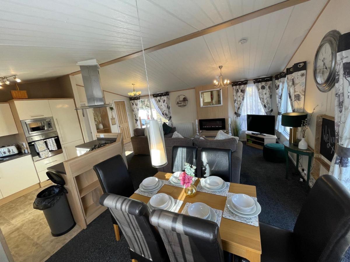 Rudd Lake Luxury Lakeside Lodge With Fishing & Hot Tub@Tattershall Exteriör bild