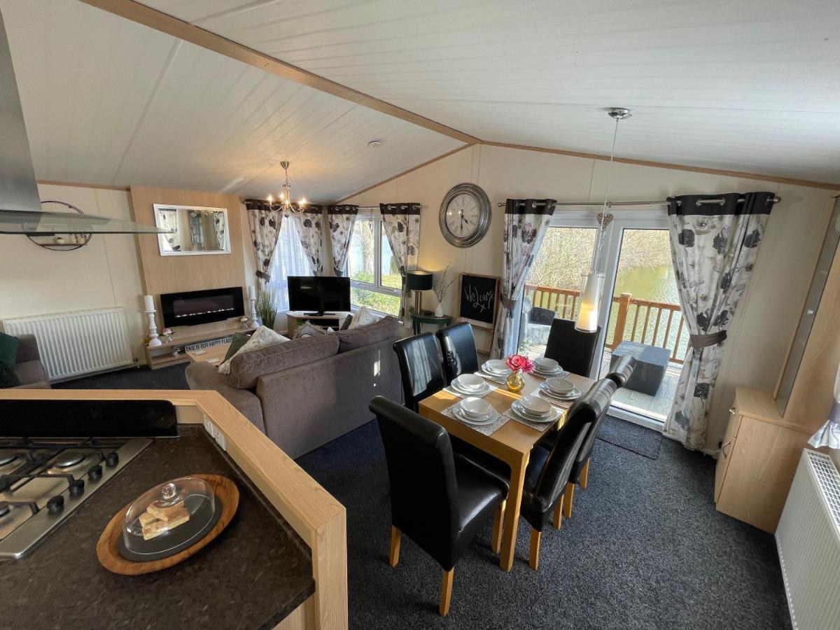 Rudd Lake Luxury Lakeside Lodge With Fishing & Hot Tub@Tattershall Exteriör bild
