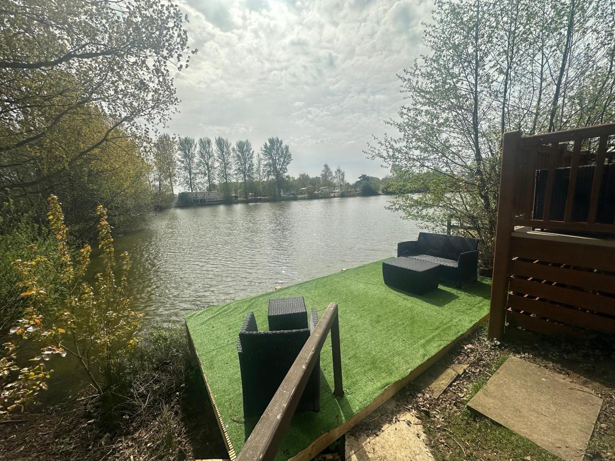 Rudd Lake Luxury Lakeside Lodge With Fishing & Hot Tub@Tattershall Exteriör bild