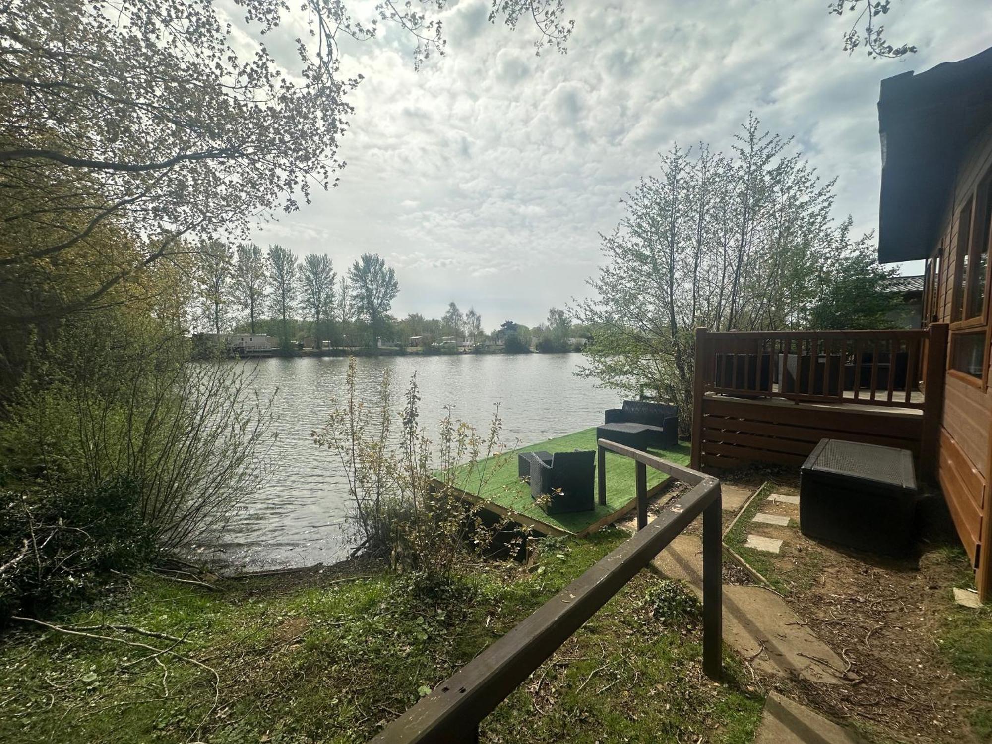Rudd Lake Luxury Lakeside Lodge With Fishing & Hot Tub@Tattershall Exteriör bild